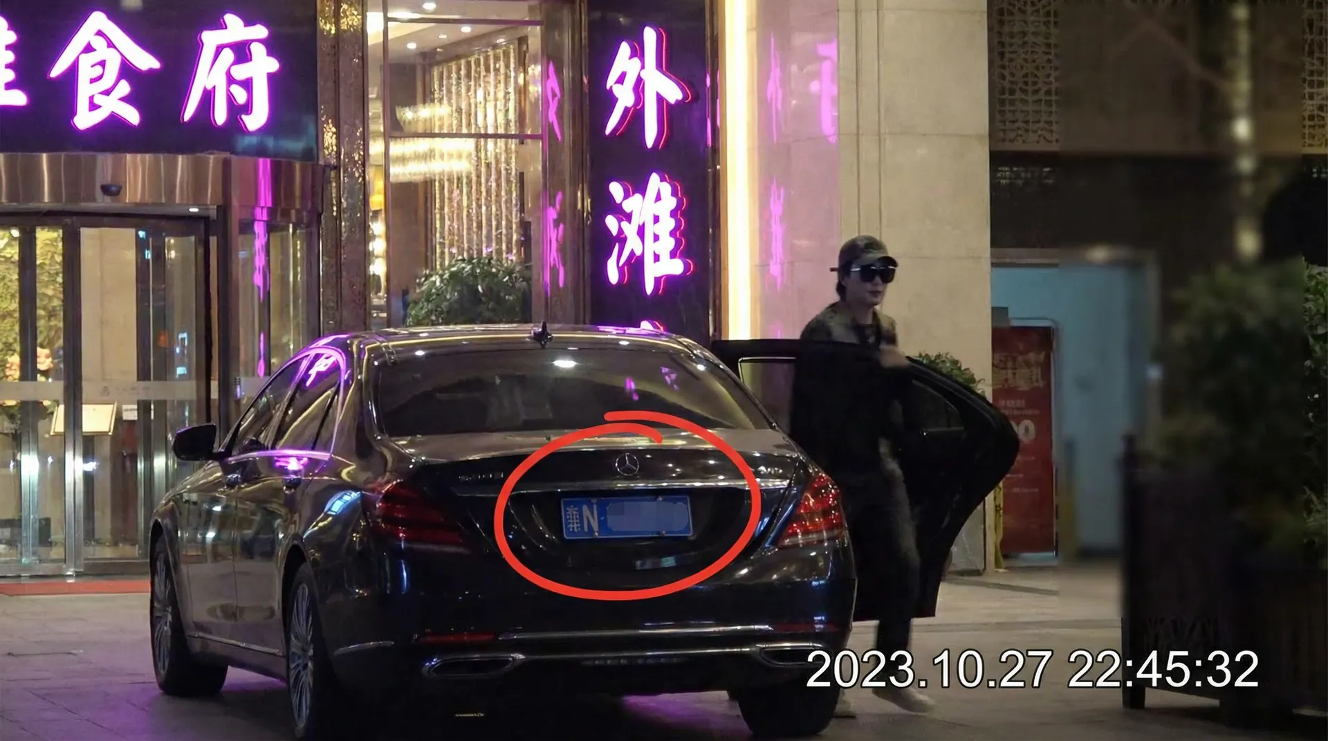熟女-熟女传媒最新高清与精选视频 - 豪车餐厅外被拍